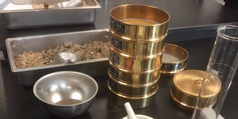 Korngrößenanalyse (Siebung + Hydrometer) in Hildesheim – Normgerechte Klassifikation nach DIN EN ISO 17892